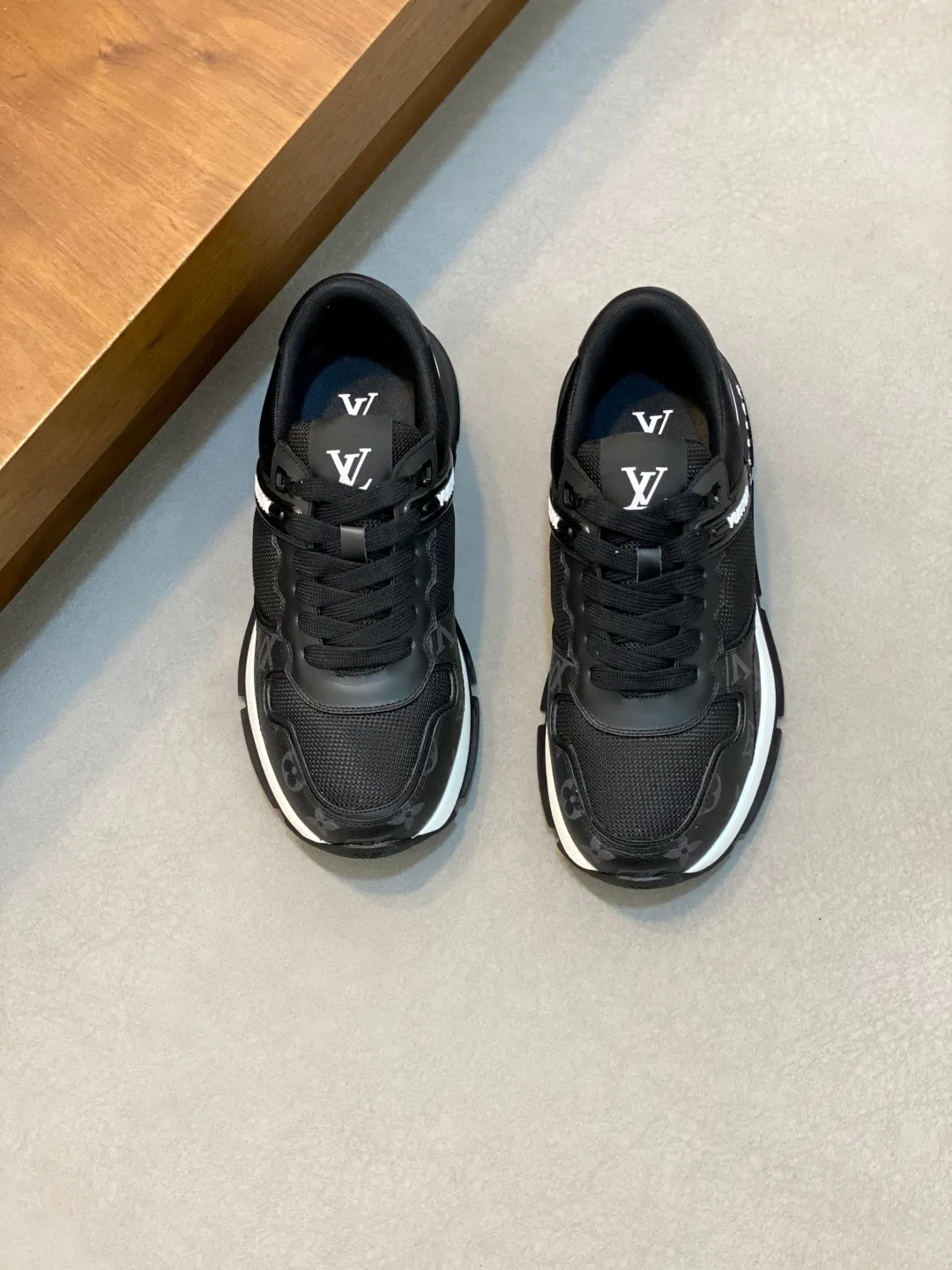 💰800 Lujia new color matching men's 🧍‍♂️trainer sneakers, this LV Trainer sneaker is made of soft grained calfskin and presents pure tones. The brand was born in 1854. The designer's handwritten brand logo is embellished on one side. Virgil Abloh designed it himself. It is a very commemorative sneaker. Brand new LV Louis Vuitton louis vuitton trainer sneaker low casual sports culture versatile basketball shoes Size: 39-44 (38, 45, 46 customized)